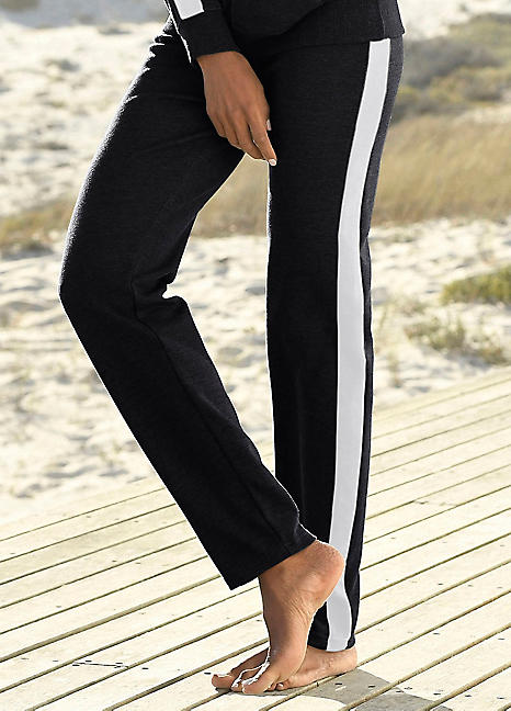 Sweatpants with line sales on the side